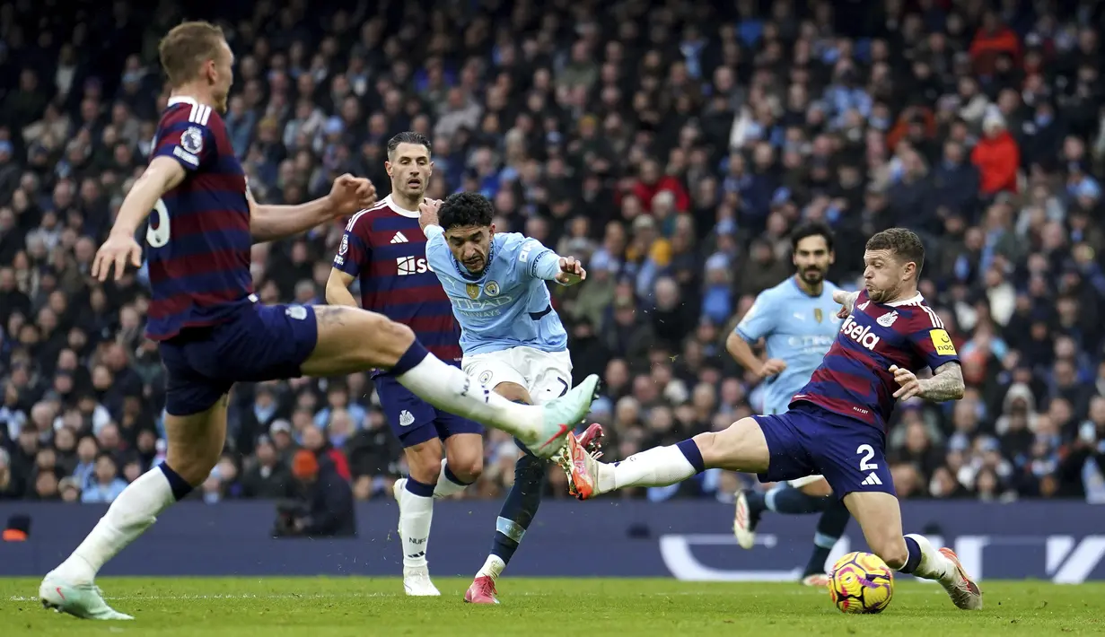 Pemain Manchester City, Omar Marmoush mencetak gol ke gawang Newcastle United dalam laga lanjutan Liga Inggris 2024/2025 di Etihad Stadium, Manchester, Inggris, Sabtu (15/02/2025) waktu setempat. (AP Photo/PA/Martin Rickett)