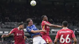 Bek Ipswich Town, Jacob Greaves (kedua kiri) berduel udara dengan bek Liverpool, Jarell Quansah pada laga pekan pertama Premier League 2024/2025 di Portman Road Stadium, Ipswich, Sabtu (17/8/2024). (AP Photo/Alastair Grant)