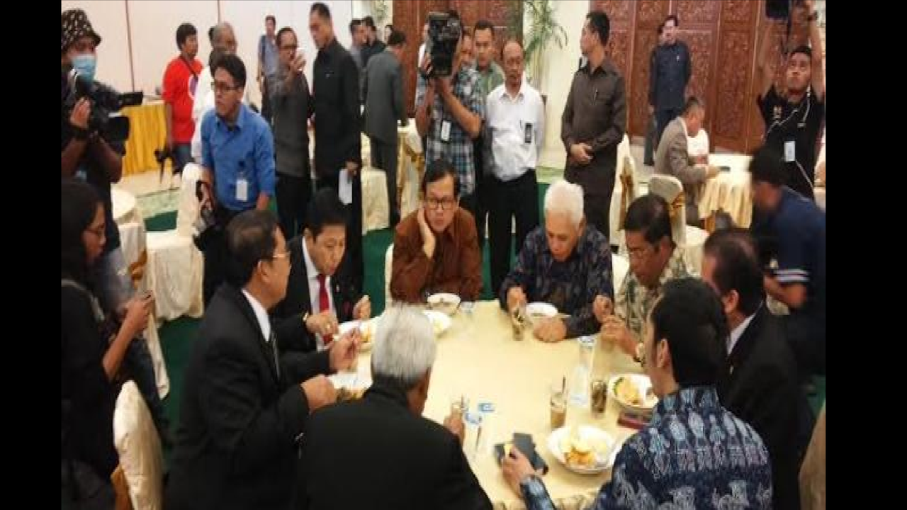 Perwakilan KMP dan KIH santap bakso bersama. (Liputan6.com/Andi Muttya Keteng)