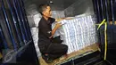 Petugas melakukan kegiatan operasional uang di Kantor Bank Indonesia, Jakarta, (6/6). Jumlah itu meningkat dibanding kebutuhan uang tunai pada 2015 sebesar Rp124 triliun karena jangka waktu liburan yang lebih panjang. (Liputan6.com/ Immanuel Antonius)