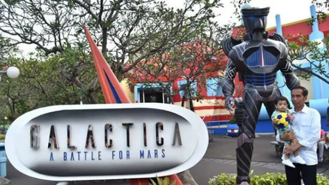 Di tengah acara ngabuburit tersebut, Jokowi tak lupa menyapa masyarakat yang juga berwisata di Dufan.