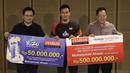 Atlet bulutangkis Indonesia, Mohammad Ahsan, saat menerima bonus dari Drarum Foundation di Galeri Indonesia Kaya, Jakarta, Rabu (4/9). Djarum Foundation beri bonus Rp 550 juta untuk Ahsan. (Bola.com/Yoppy Renato)