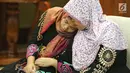 Siti Aisyah bersama dengan orang tua di Kemenlu, Jakarta, Senin (11/3). Siti Aisyah diserahkan kepada keluarga setelah Jaksa Agung Malaysia mencabut dakwaan dugaan pembunuhan Kim Jong-Nam. (Liputan6.com/Johan Tallo)