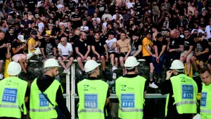 Suporter Juventus menunggu pertandingan dimulai setelah kick-off ditunda karena "keselamatan publik" selama pertandingan Serie A Italia antara Torino dan Juventus FC di Stadion Olimpiade Grande Torino di Turin pada 24 Mei 2026. (MARCO BERTORELLO/AFP)