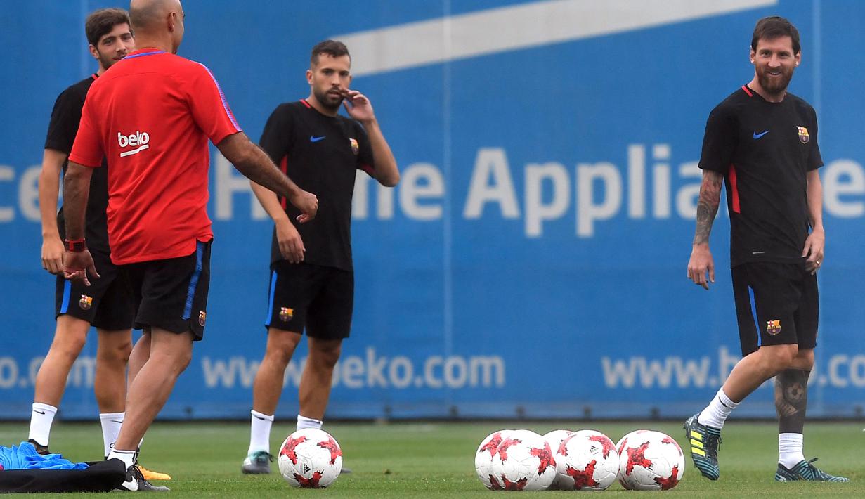 Ekspresi senyum bintang Barcelona, ’Lionel Messi (kanan) saat berlatih di Sports Center FC Barcelona Joan Gamper, Sant Joan Despi (15/8/2017). Barcelona kalah 1-3 pada leg pertama. (AFP/Lluis Gene)
