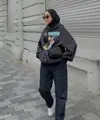 Untukmu yang suka dengan gaya boyish, kamu bisa meniru tampilan selebgram Intan Khasanah alias Strngrr yang satu ini. Kenakan hoodie hijab oversized yang dipadukan dengan celana longgar, pashmina hitam, serta sepatu sneaker. (FOTO: Instagram.com/strngrr).