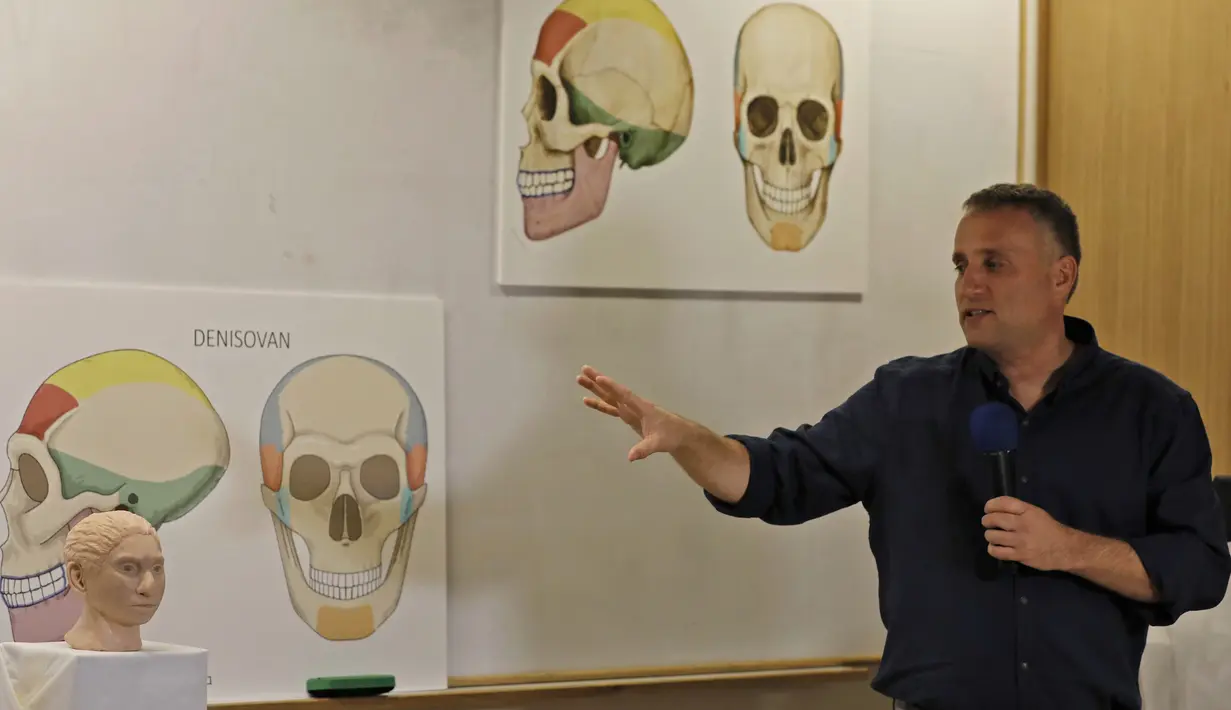 Liran Carmel menjelaskan model cetak 3D wajah gadis spesies manusia prasejarah Denisovan di Universitas Ibrani di Yerusalem (19/9/2019). Wajah gadis yang meninggal 40.000 tahun yang lalu di Siberia ini telah terungkap untuk pertama kalinya. (AFP Photo/Menahem Kahana)