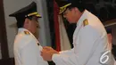 Gubernur DKI Jakarta Basuki Tjahaja Purnama atau Ahok menyematkan tanda jabatan pada Djarot Saiful Hidayat di pelantikan Wakil Gubernur DKI Jakarta, Jakarta, Rabu (17/12/2014). (Liputan6.com/Herman Zakharia)