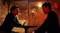 Salesman misterius (Gong Yoo) yang merekrut Ki Hoon di musim pertama. Di musim kedua, mereka kembali bertemu. (Foto: Netflix Korea)