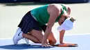 Petenis Rumania, Simona Halep bereaksi setelah mengalahkan petenis AS, Sloane Stephens pada final Kanada Terbuka 2018 di IGA Stadium, Montreal, Minggu (12/8). Halep akhirnya menyabet gelar keduanya di Piala Rogers (Paul Chiasson/The Canadian Press via AP)