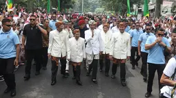 Presiden Joko Widodo atau Jokowi menyapa warga saat mengunjungi kantor Paguyuban Pasundan di kota Bandung,  Jawa Barat, Minggu (11/11). Presiden Jokowi menerima penganugerahan sebagai Pinisepuh dari Paguyuban Pasundan. (Liputan6.com/Angga Yuniar)