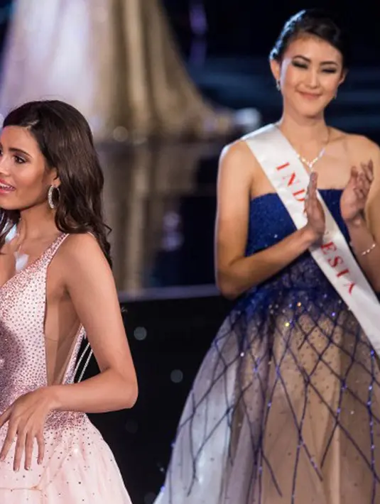 Selain itu, patut dibanggakan juga dua pemenang lainnya yaitu Miss Republika Dominika yang menempati posisi sebagai runner-up pertama, dan Natasha Mannuela, Miss Indonesia, sebagai runner-up ke-2 Miss World 2016. (AFP/Bintang.com)