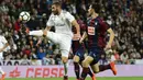 Pemain Real Madrid, Karim Benzema (kiri) berusaha melewati adangan para pemain Eibar pada lanjutan La Liga Santander di Santiago Bernabeu stadium, Madrid, (22/10/2017). Madrid menang 3-0. (AFP/Pierre-Philippe Marcou)