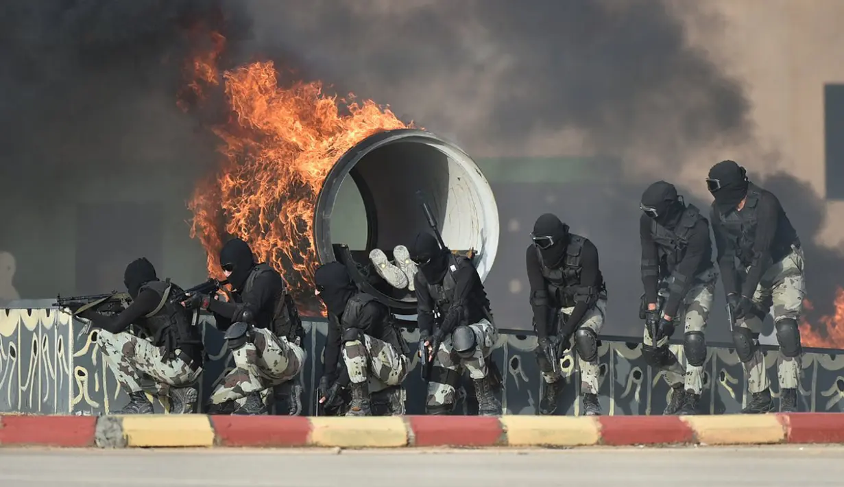 Sejumlah Pasukan militer Saudi menunjukkan kemampuan menembak saat mengikuti latihan militer dari Riyadh bagian barat, Arab Saudi (6/4/2016). (REUTERS/Saudi Press Agency)