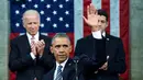 Presiden AS, Barack Obama melambaikan tangan seusai menyampaikan pidato kenegaraan tahunan di hadapan parlemen di Washington, Selasa (12/1). Pidato ini merupakan pidato SOTU terakhir Obama setelah menjabat selama dua periode. (REUTERS/Evan Vucci/Pool)