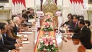 Presiden Joko Widodo (kanan tengah) saat menerima delegasi Japan-Indonesia Association (Japinda) di Istana Merdeka, Jakarta, Rabu (20/11/2019). Presiden Japinda Fukuda Yasuo membawa sejumlah pengusaha kelas kakap asal negeri Sakura untuk bertemu Joko Widodo. (Liputan6.com/Angga Yuniar)