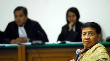Hassan Wirajuda bersaksi dalam sidang perkara dengan terdakwa Sudjadnan Parnohadiningrat di Pengadilan Tipikor, Rabu (28/5/14). (Liputan6.com/Miftahul Hayat)