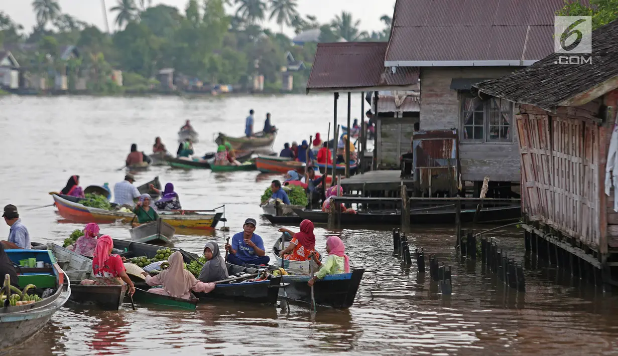 Suasana aktivitas jual beli di Pasar Terapung Lok Baintan, Banjarmasin, Kalimantan Selatan, Selasa (27/3). Pasar terapung yang berada di Sungai Martapura tersebut menjual berbagai hasil bumi dari warga sekitar. (Liputan6.com/Immanuel Antonius)