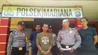 SU ditangkap Unit Reskrim Polsek Mariana usai buron satu tahun setelah menganiaya istrinya (Liputan6.com / Nefri Inge)