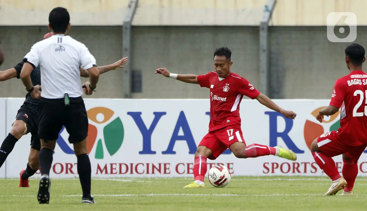 Pemain Persik Kediri Antoni Putro Nugroho (tengah) menedang bola ke gawang Madura United yang menghasilkan gol dalam pertandingan babak penyisihan Grup C Piala Menpora 2021 melawan Madura United di Stadion Si Jalak Harupat, Bandung, Sabtu (3/4/2021). (Bola.com/Ikhwan Yanuar)
