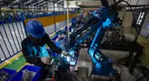 Pekerja menyelesaikan produksi suku cadang otomotif dan elektronika di pabrik industri manufaktur stamping dan assembling di Tangerang, Banten,  Selasa (18/6/2024). (merdeka.com/Arie Basuki)