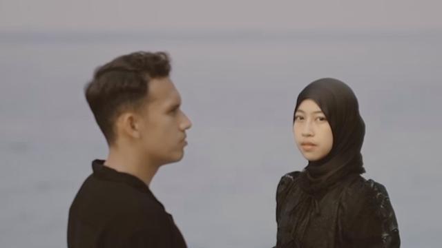 Foto prewed Adiba Khanza dan Egy Maulana bisa dijadikan inspirasi untuk para calon pengantin yang ingin terlihat romantis meski tak bersentuhan