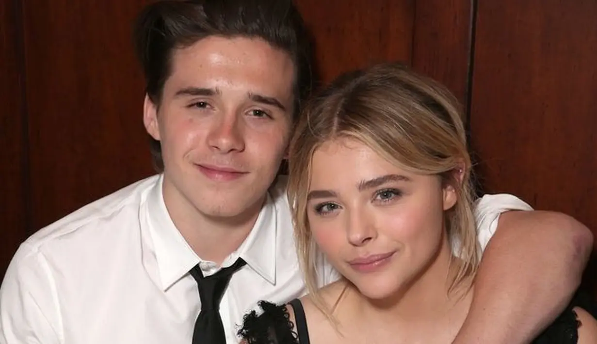Chloe Grace Moretz dan Brooklyn Beckham sendiri menjalani hubungan yang putus-nyambunng sejak tahun 2014. (Seventeen)