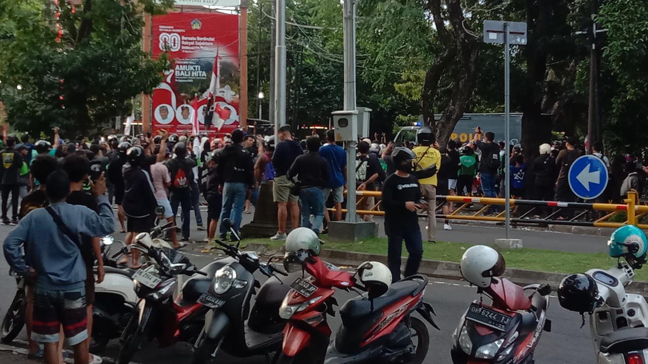 Ricuh di Denpasar, Massa Lempari Kantor DPRD Bali dengan Batu
