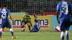 Penyelamatan apik dilakukan kiper Persija, Andritany Ardhiyasa ketika memblok tendangan keras Zulham Zamrun, penyerang Persib Bandung.