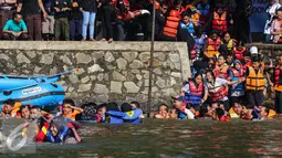 Ratusan pelajar dan mahasiswa bersiap terjun ke dalam Setu Tujuh Muara untuk mengikuti upacara Bendera HUT Kemerdekaan RI ke 71, di Pamulang, Tangerang Selatan, Rabu (17/08). (Liputan6.com/Fery Pradolo)