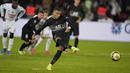 Tak terpengaruh, Kylian Mbappe sukses mejalankan tugasnya dan membawa PSG unggul 2-1 atas Angers. (AP/Francois Mori)