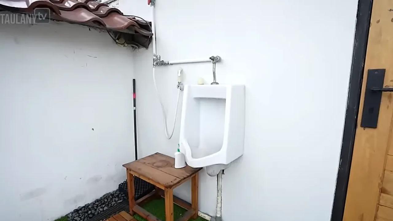 Ada salah satu hal unik yang mencuri perhatian Andre Taulany di lantai ini. Tampak ada toilet tanpa atap.<br>
