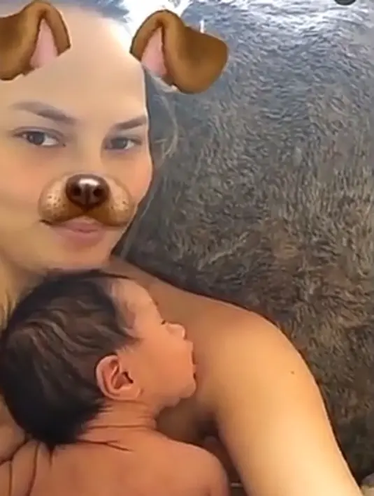 Mantan model yang berusia 30 tahun ini mengunggah foto kemesraaan dengan buah hatinya lewat akun snapchat lalu diunggah akun instagram. (viainstagram@christyteigen/Bintang.com)