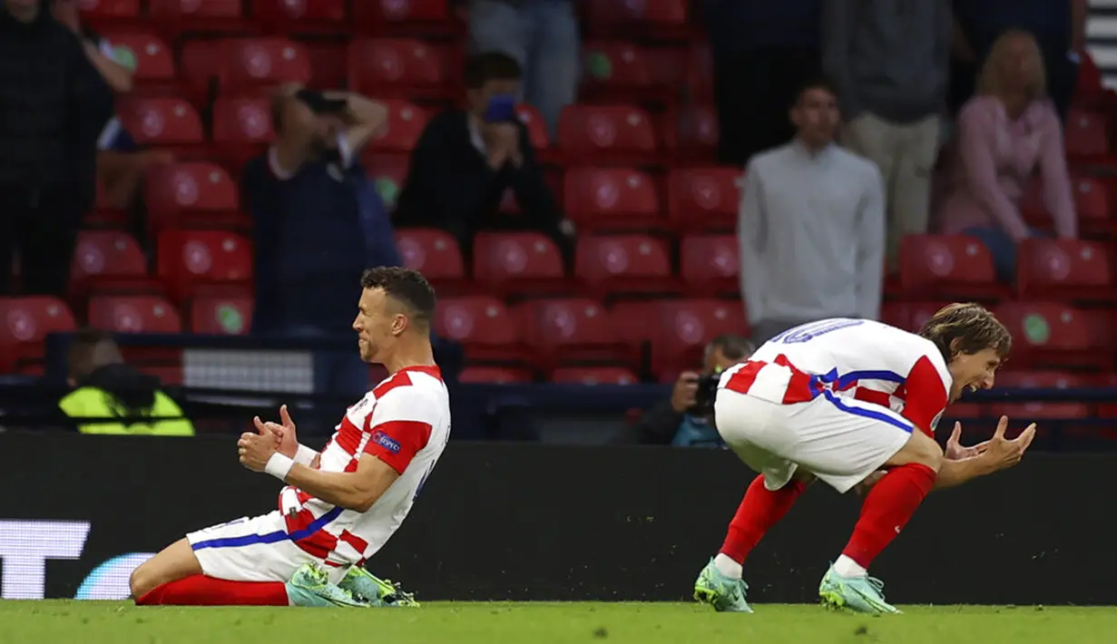 Pemain Kroasia Ivan Perisic (kiri) merayakan dengan Luka Modric usai mencetak gol ke gawang Skotlandia pada pertandingan Grup D Euro 2020 di Stadion Hampden Park, Glasgow, Selasa (22/6/2021). Kroasia menang 3-1. (Lee Smith, Pool Photo via AP)