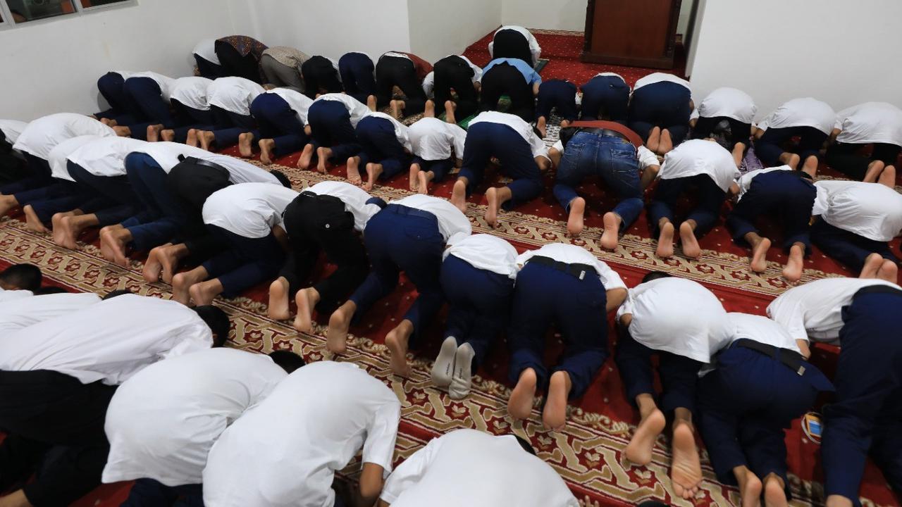 Seskab Teddy dan Gus Ipul Salat Berjamaah Bersama Siswa Sekolah Rakyat di Bogor
