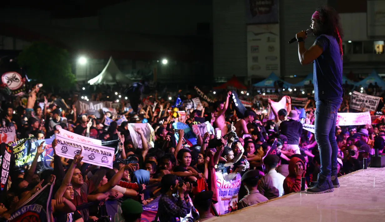 Slank mengawali konsernya dengan Kaka vokalisnya yang muncul di panggung mengendarai vespa, Slank pun memulai pesta ulangtahunnya bersama slankers. (Nurwahyunan/Bintang.com)
