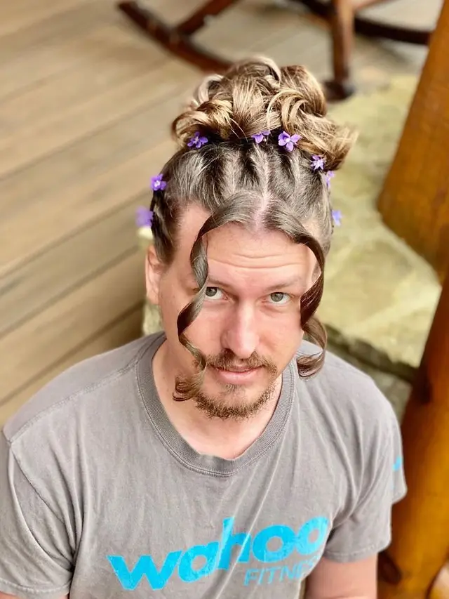 penata rambut ini jadikan pacarnya sebagai model dadakan.