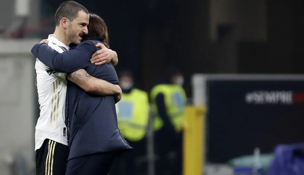 Pelatih Juventus, Andrea Pirlo memeluk bek Leonardo Bonucci usai pertandingan melawan AC Milan di stadion San Siro, Rabu (7/1/2021). Pirlo menuturkan kunci timnya bisa mengalahkan Milan. Dia menempatkan Federico Chiesa untuk satu lawan satu menghadapi Theo Hernandez. (AP Photo/Antonio Calanni)
