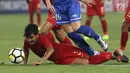 Pemain Timnas Indonesia U-19, Asnawi Mangkualam Bahar (bawah) berebut bola dengan pemain Chinnese Taipei saat laga penyisihan Grup A Piala AFC U-19 2018 di Stadion GBK, Jakarta, Kamis (18/10). (Liputan6.com/Helmi Fithriansyah)