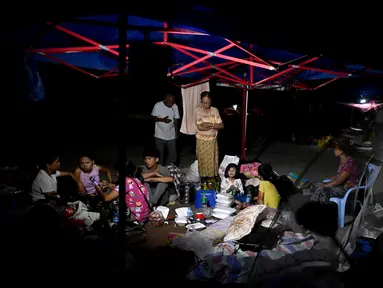 Orang-orang berlindung di tenda-tenda sementara yang didirikan di luar ruangan di Mandalay pada tanggal 31 Maret 2025, tiga hari setelah gempa bumi Myanmar yang mematikan. (Sai Aung MAIN/AFP)