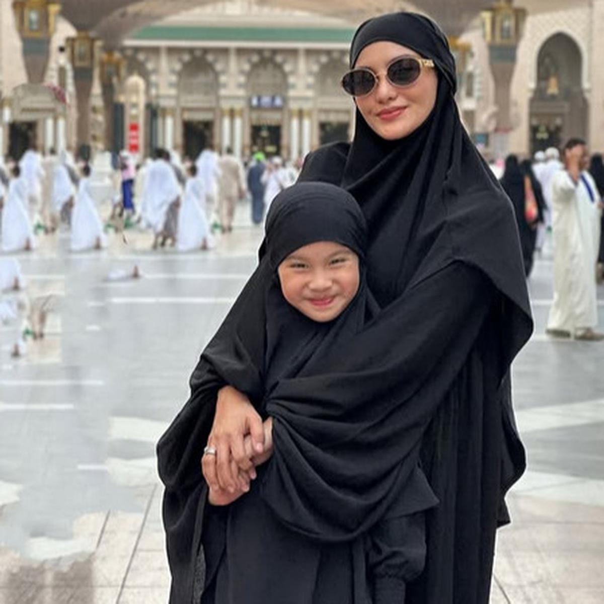 Potret Ririn Ekawati & Putri Bungsunya Umrah Bareng, Sama-sama Cantik dan Kompak dengan Baju Warna Senada