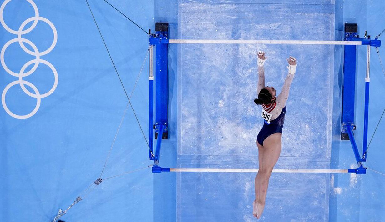 Besar di komunitas Hmong-Amerika, Sunisa Lee tumbuh sebagai putri yang cenderung aktif. Sejak kecil Lee mempunyai hobi jumpalitan di sofa rumah. (Foto: AP/Morry Gash)