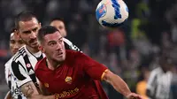 Pemain AS Roma, Jordan Veretout diadang pemain Juventus pada pertandingan Liga Italia. (Marco BERTORELLO / AFP)