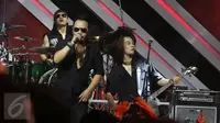 Penampilan band Jamrud di panggung The Biggest Concert Super Band di Studio Penta SCTV, Jakarta, Rabu (5/10). Band yang dikenal lewat lagu "Pelangi di Matamu" itu beradu panggung dengan Five Minutes, Gigi, dan Setia Band. (Liputan6.com/Herman Zakharia)