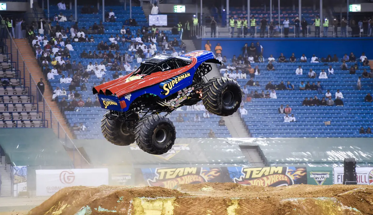 Aksi truk monster melewati rintangan selama pertunjukan Monster Jam di Riyadh, Arab Saudi, Jumat (17/3). Selain atraksi truk monster, aksi-aksi menakjubkan lainnya diperlihatkan oleh para crosser. (AFP Photo/Fayez Nureldine)