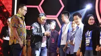 Direktur Utama Telkomsel, Ririek Adriansyah didampingi Dirjen Aplikasi Informatika Kemkominfo Semuel Pangerapan saat memberikan penghargaan kepada empat aplikasi terbaik Telkomsel The NextDev 2017 di Jakarta, Senin (20/11/2017).