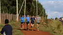 Sejumlah atlet asing berlatih menjadi atlet lari di Iten, dekat kota Eldoret, Kenya barat, (20/3). Di Inten Home ini banyak melahirkan atlet asing yang sukses dalam balap lari, salah satunya adala Mo Farah. (REUTERS/ Siegfried Modola)