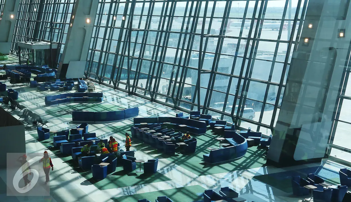 Sejumlah bangku telah terpasang di Terminal 3 Ultimate Bandara Soekarno-Hatta, Tangerang, (8/6). Angkasa Pura II (Persero) berencana mengoperasikan terminal 3 ultimate Bandara Internasional Soetta pada 20 Juni 2016. (Liputan6.com/Angga Yuniar)