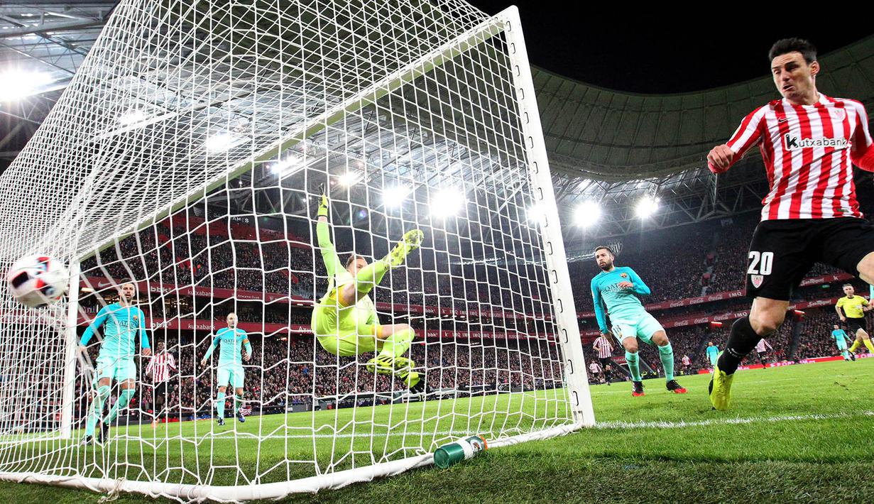 Proses terjadinya gol Athletic Bilbao yang dicetak Artiz Aduriz ke gawang Barcelona. Gol Aduriz ini tercipta pada menit ke-25 setelah menerima umpan silang Raul Garcia. (EPA/Luis Tejido)