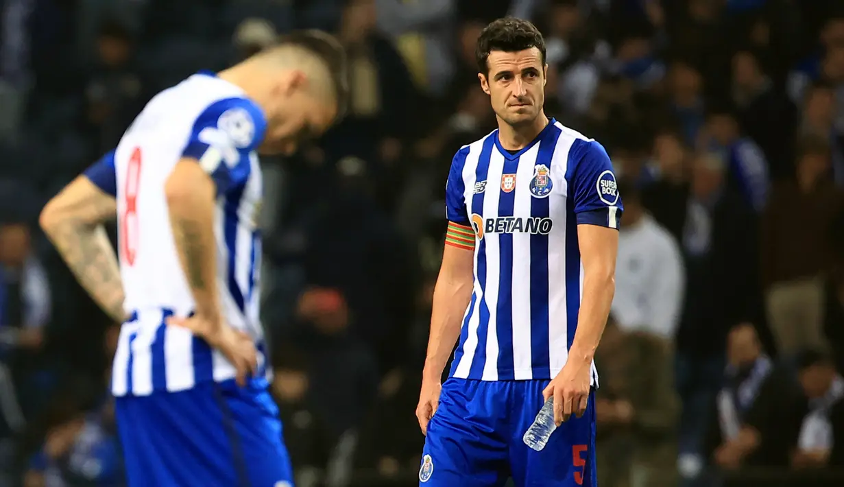 Reaksi pemain FC Porto Ivan Marcano dan Mateus Uribe (kiri) usai melawan Inter Milan pada akhir pertandingan leg kedua babak 16 besar Liga Champions di Stadion Dragao, Porto, Portugal, 14 Maret 2023. Laga berakhir imbang tanpa gol sehingga Inter Milan melaju dengan hasil agregat 1-0. (AP Photo/Luis Vieira)